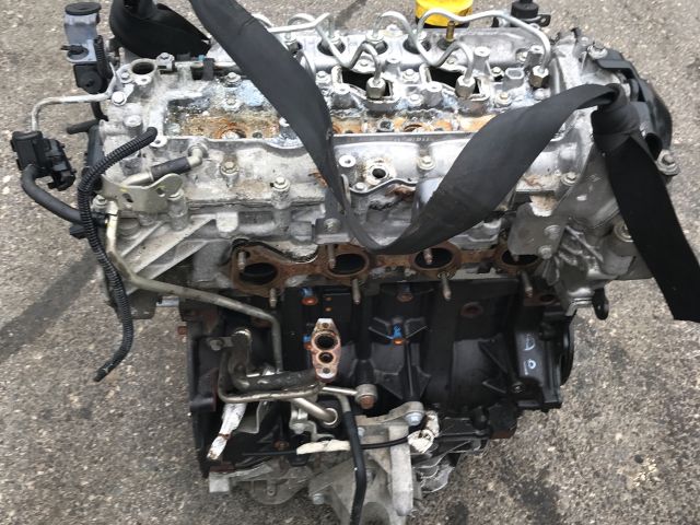 bontott RENAULT TRAFIC Motor (Fűzött blokk hengerfejjel)
