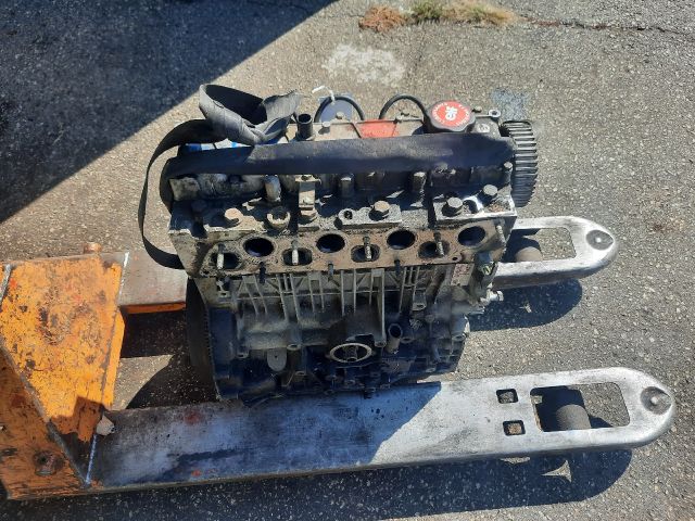 bontott RENAULT TRAFIC Motor (Fűzött blokk hengerfejjel)
