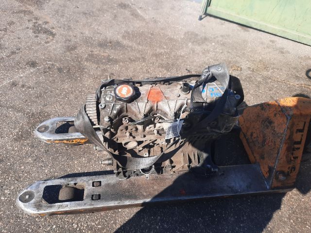 bontott RENAULT TRAFIC Motor (Fűzött blokk hengerfejjel)