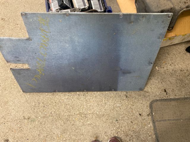 bontott RENAULT TRAFIC Csomagtérajtó Burkolat Alsó