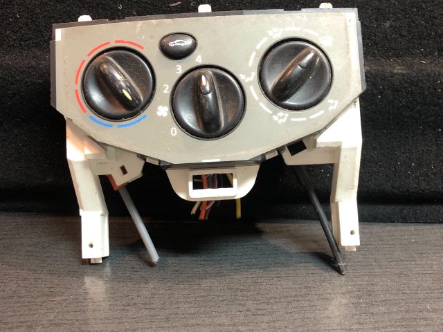 bontott RENAULT TRAFIC Fűtéskapcsoló (Nem klímás)