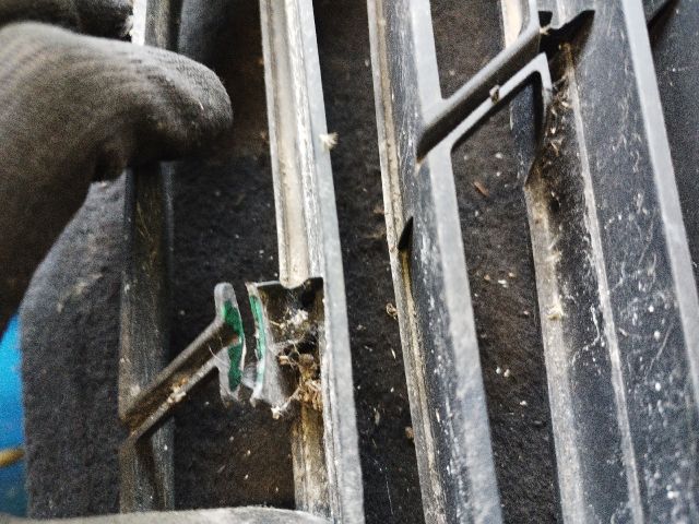 bontott RENAULT TRAFIC Hűtőrács