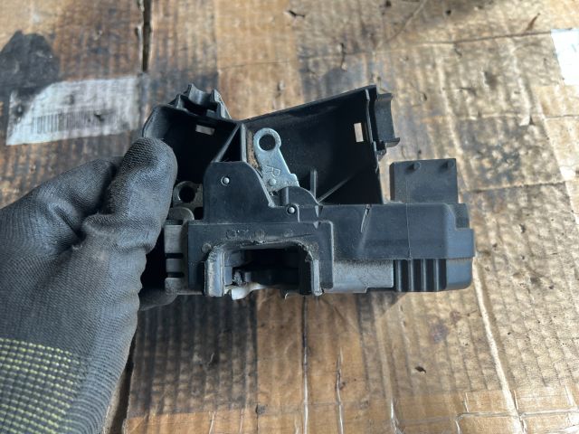 bontott RENAULT TRAFIC Jobb első Ajtózár