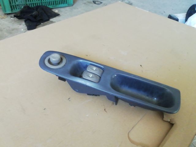 bontott RENAULT TWINGO I Bal első Ablakemelő Kapcsoló
