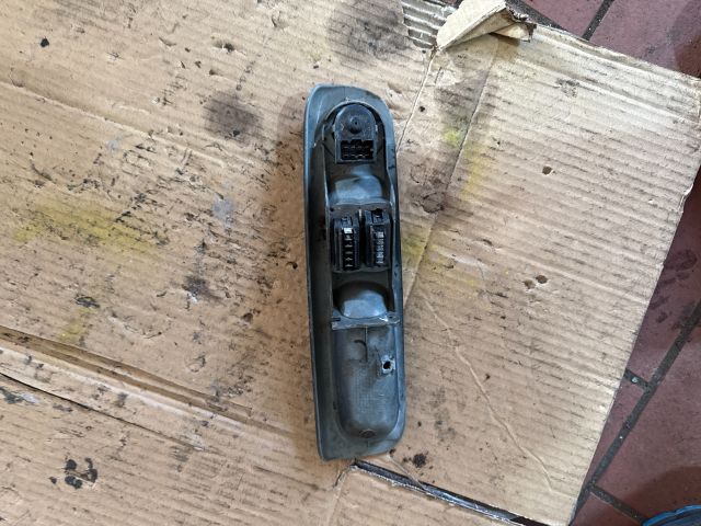 bontott RENAULT TWINGO I Bal első Ablakemelő Kapcsoló