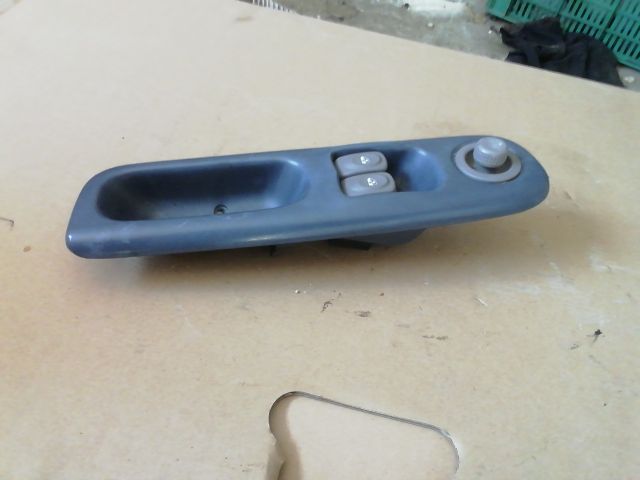 bontott RENAULT TWINGO I Bal első Ablakemelő Kapcsoló