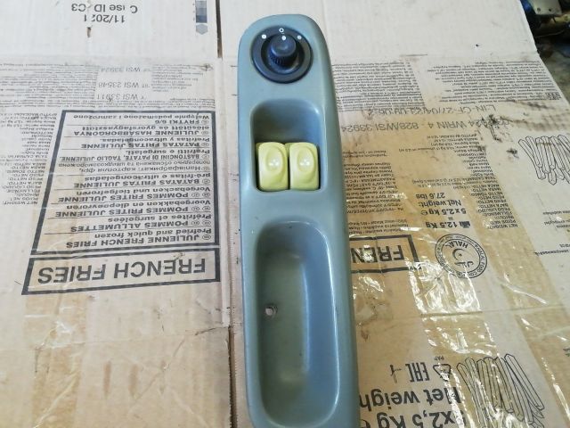 bontott RENAULT TWINGO I Bal első Ablakemelő Kapcsoló