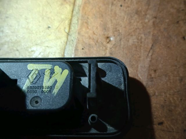 bontott RENAULT TWINGO II Csomagtérajtó Kapcsoló