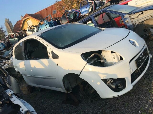 bontott RENAULT TWINGO II Jobb első Ajtó (Üres lemez)