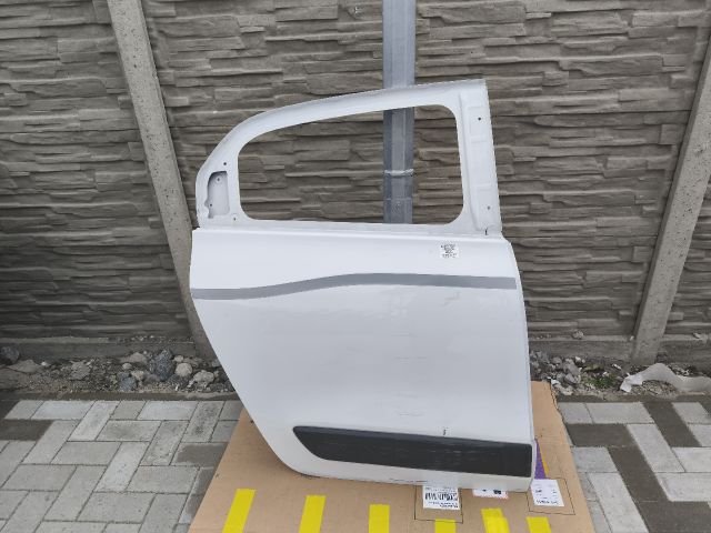 bontott RENAULT TWINGO III Jobb hátsó Ajtó (Üres lemez)