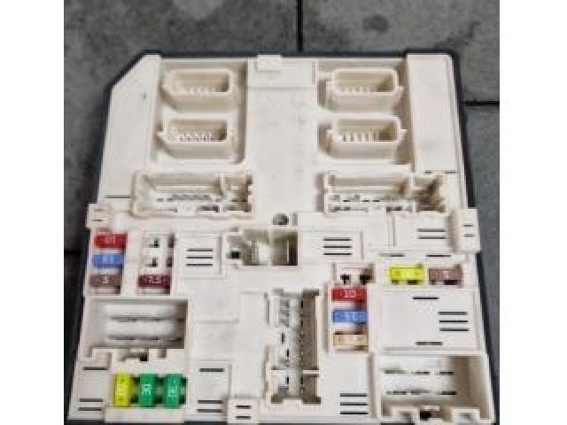 bontott RENAULT ZOE Biztosítéktábla Utastér