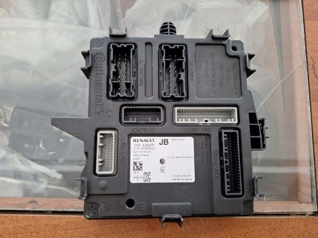 bontott RENAULT ZOE Biztosítéktábla Utastér