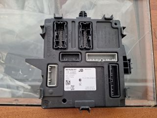 bontott RENAULT ZOE Biztosítéktábla Utastér