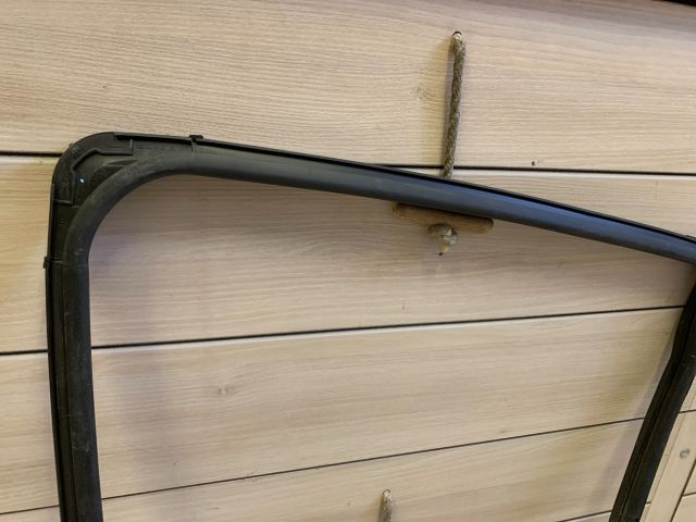 bontott RENAULT ZOE Jobb hátsó Ablakvezető Gumi