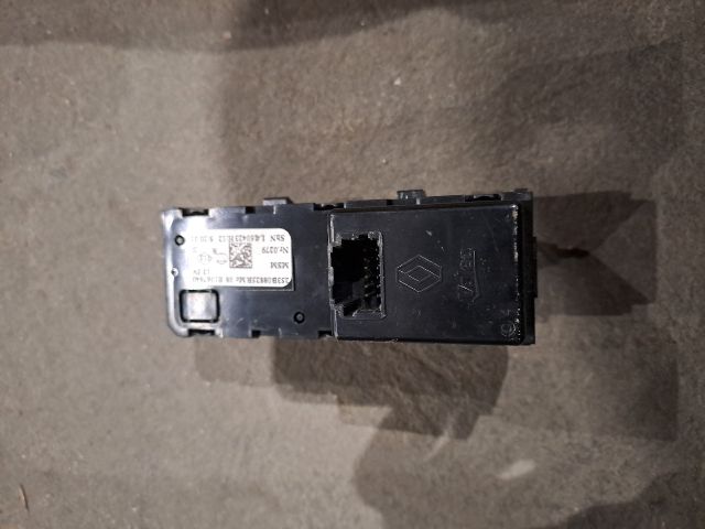 bontott RENAULT ZOE Multimédia Vezérlő