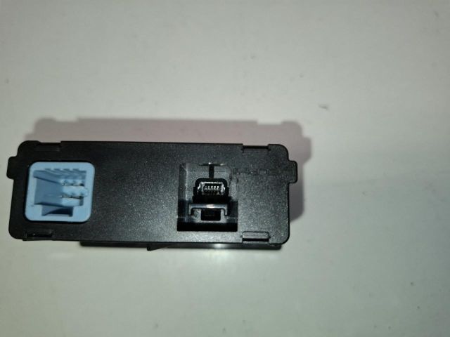 bontott RENAULT ZOE USB Aljzat