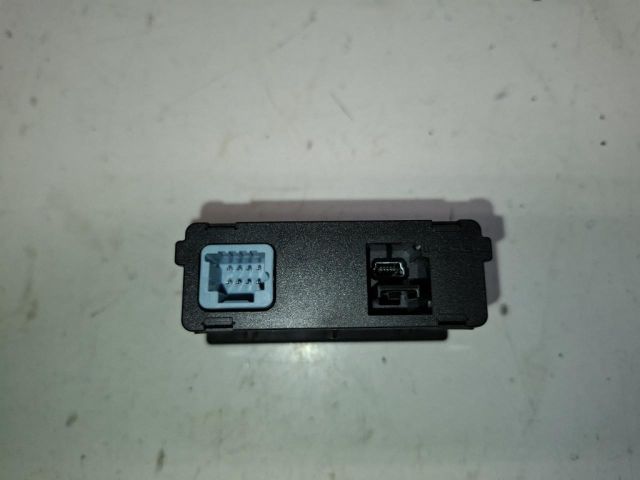 bontott RENAULT ZOE USB Aljzat