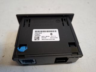 bontott RENAULT ZOE USB Aljzat