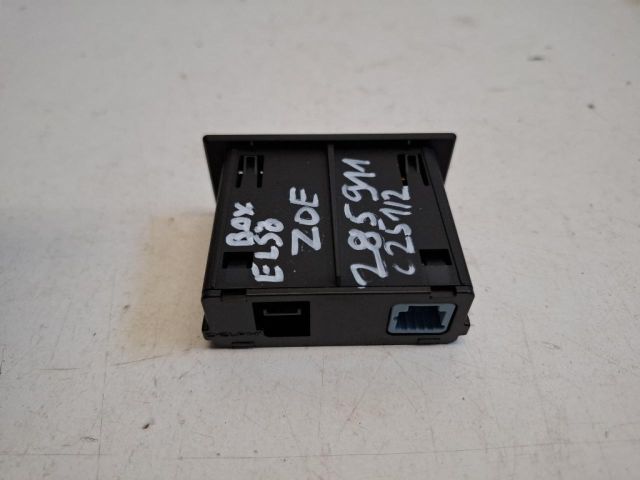 bontott RENAULT ZOE USB Aljzat