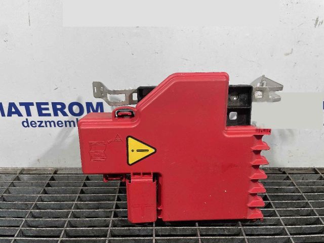 bontott RENAULT ZOE Biztosítéktábla Motortér