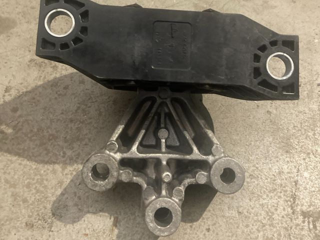 bontott RENAULT ZOE Motor Tartó Bak Jobb