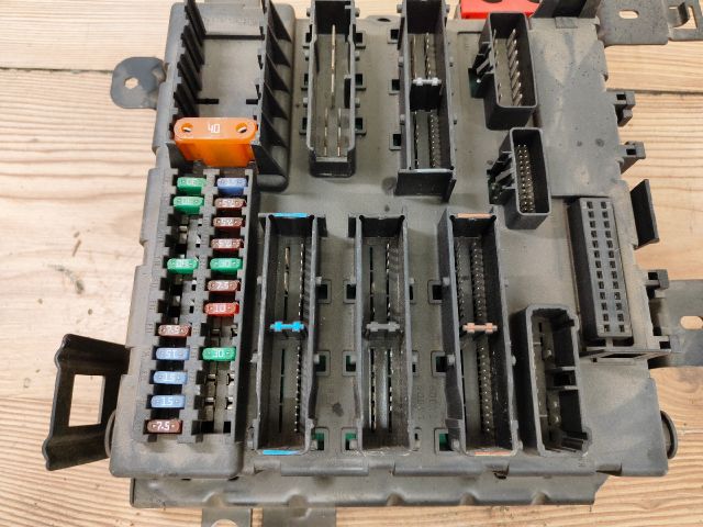 bontott SAAB 9-3 Biztosítéktábla Csomagtér