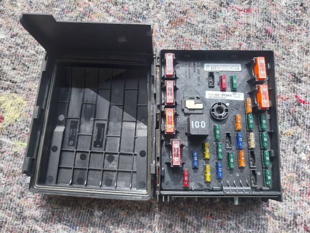 bontott SEAT ALHAMBRA Biztosítéktábla Motortér