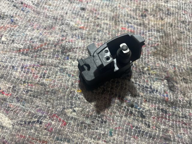 bontott SEAT ALHAMBRA Tankajtó Nyitó Kar / Gomb