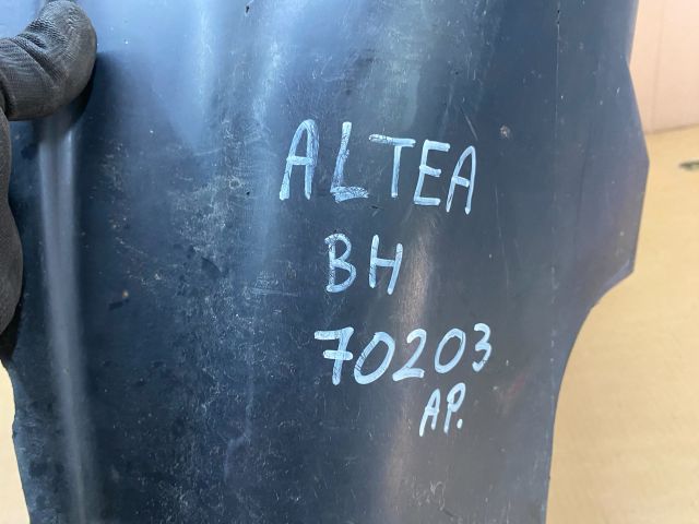 bontott SEAT ALTEA Bal hátsó Dobbetét (Kerékjárati, Műanyag)