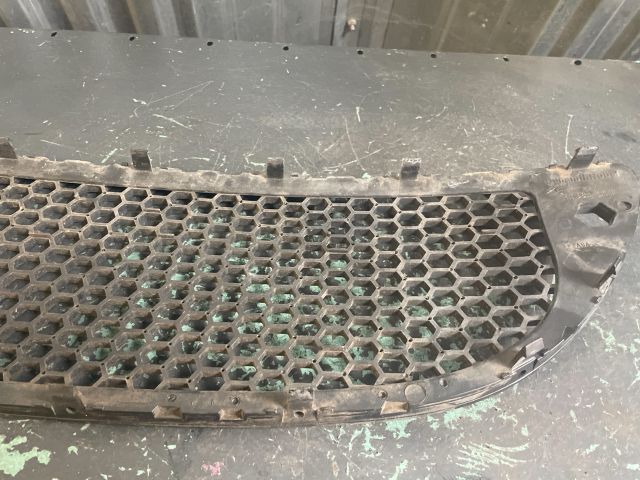 bontott SEAT ALTEA Első Lökhárító Alsó Középső Díszrács