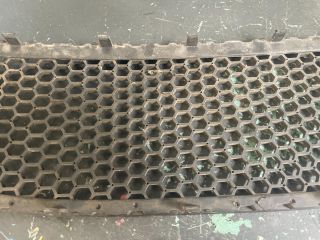 bontott SEAT ALTEA Első Lökhárító Alsó Középső Díszrács