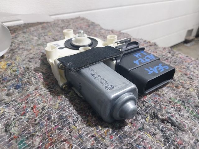 bontott SEAT ALTEA Jobb hátsó Ablakemelő Motor