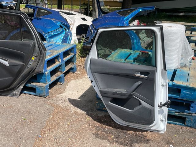 bontott SEAT ARONA Bal hátsó Ajtó (Részeivel)