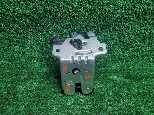 bontott SEAT ATECA Csomagtérajtó Zárszerkezet