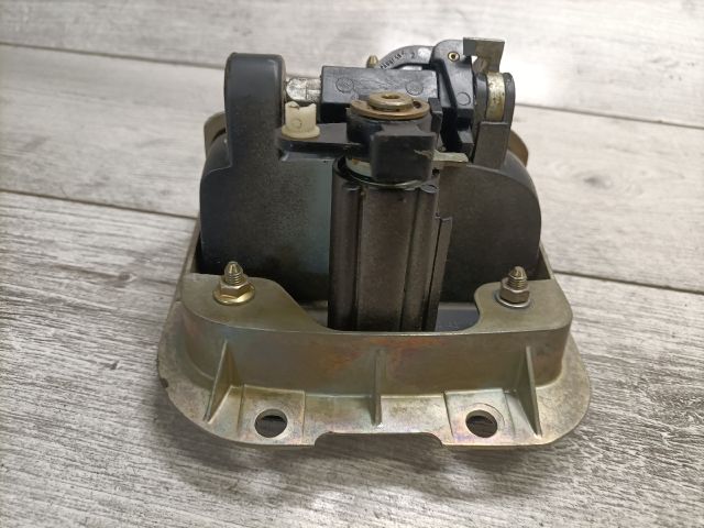 bontott SEAT CORDOBA I Csomagtér Nyitó Kar / Gomb