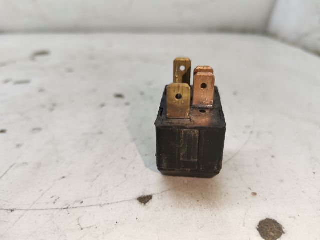 bontott SEAT CORDOBA I Jobb első Ablakemelő Kapcsoló