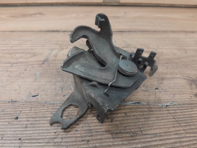 bontott SEAT CORDOBA I Motorháztető Zárszerkezet