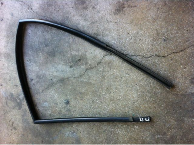 bontott SEAT IBIZA II Jobb hátsó Ablakvezető Gumi