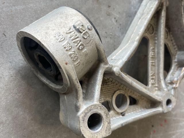 bontott SEAT IBIZA III Bal Lengőkar Tartó