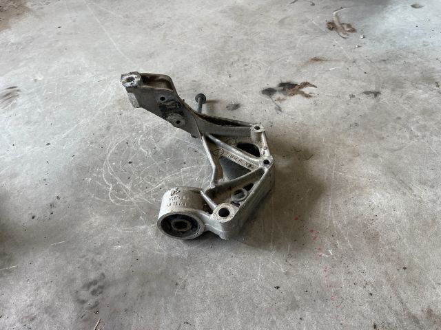 bontott SEAT IBIZA III Bal Lengőkar Tartó