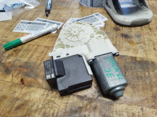 bontott SEAT IBIZA III Jobb első Ablakemelő Motor