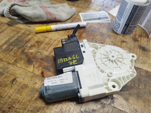 bontott SEAT IBIZA III Jobb első Ablakemelő Motor