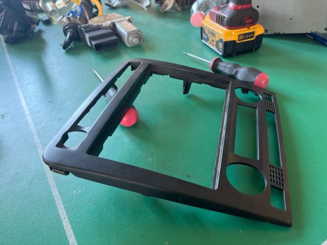 bontott SEAT IBIZA III Középkonzol Keret