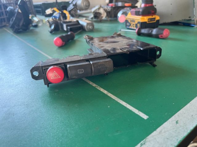 bontott SEAT IBIZA III Vészvillogó Kapcsoló