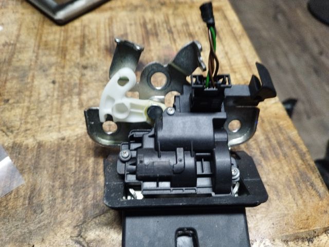 bontott SEAT IBIZA IV Csomagtérajtó Zárszerkezet