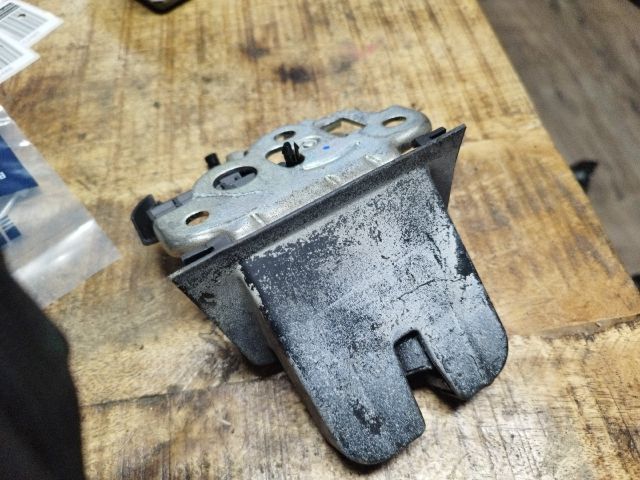 bontott SEAT IBIZA IV Csomagtérajtó Zárszerkezet