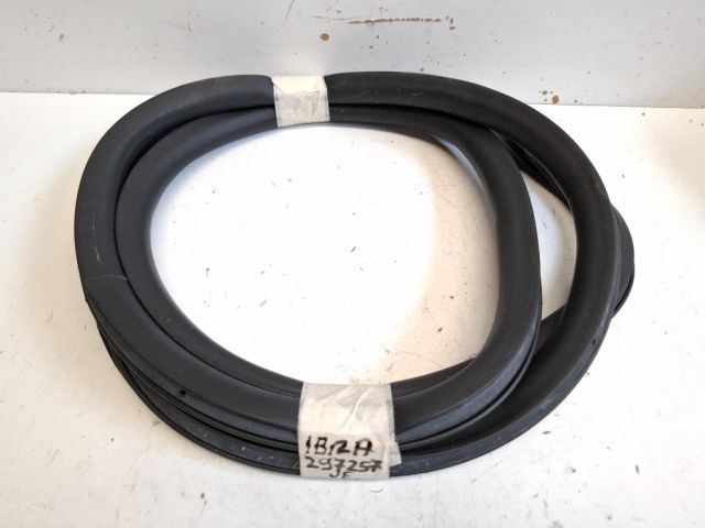 bontott SEAT IBIZA IV Jobb első Gumikéder