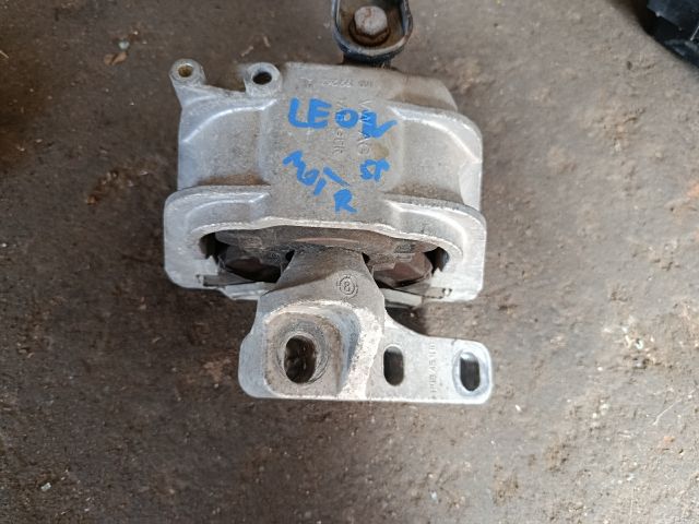 bontott SEAT LEON Motor Tartó Bak Jobb