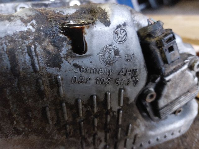 bontott SEAT LEON Olajteknő