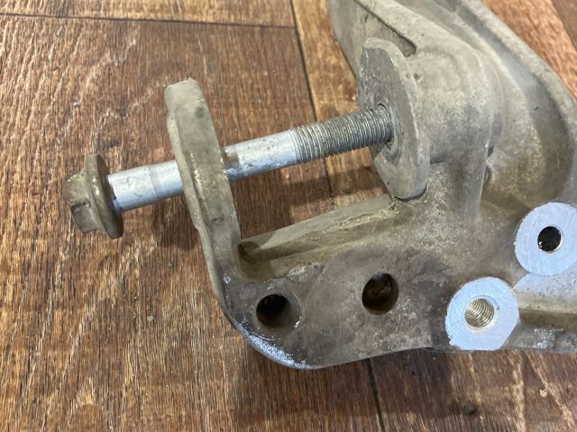 bontott SEAT LEON Bal Lengőkar Tartó